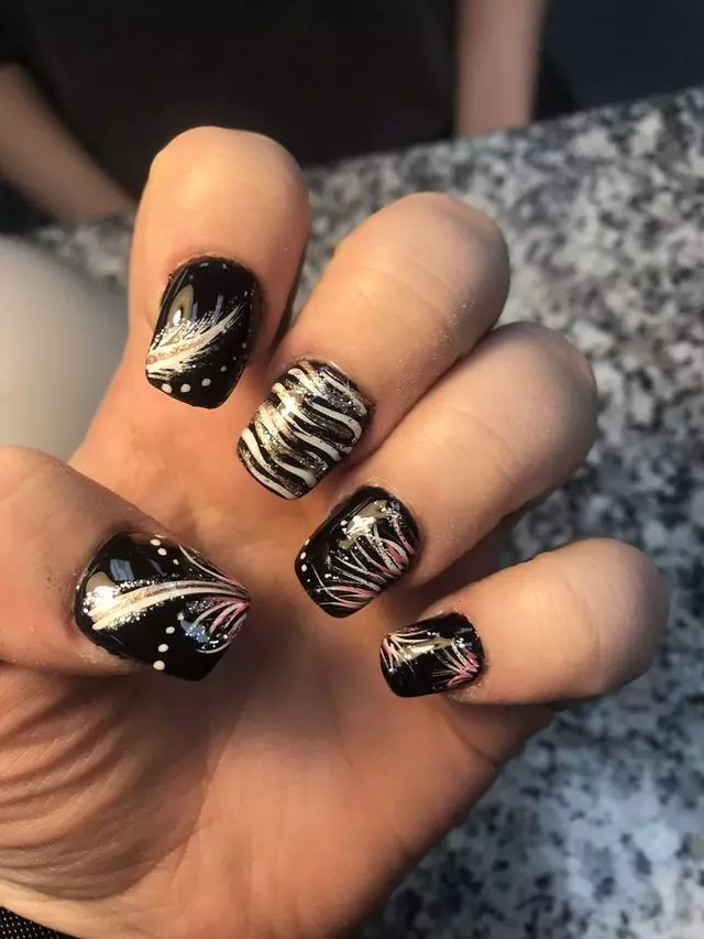 V N Nails